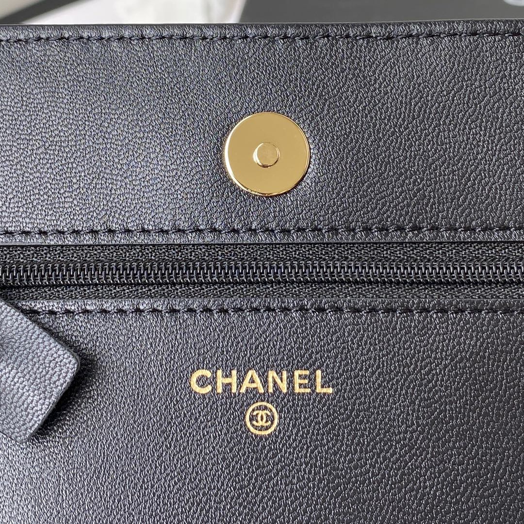 Classic Quilted Wallet on Chain