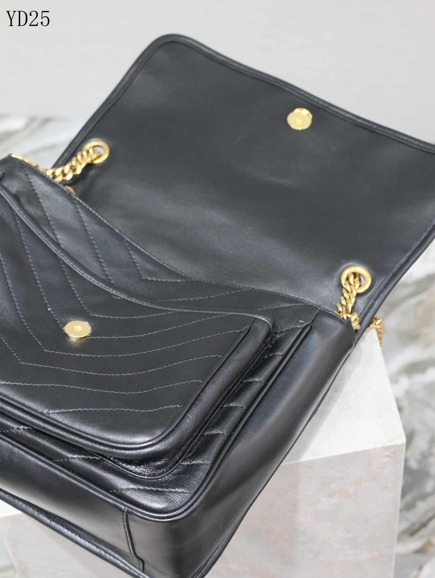 Niki Medium Leather Bag