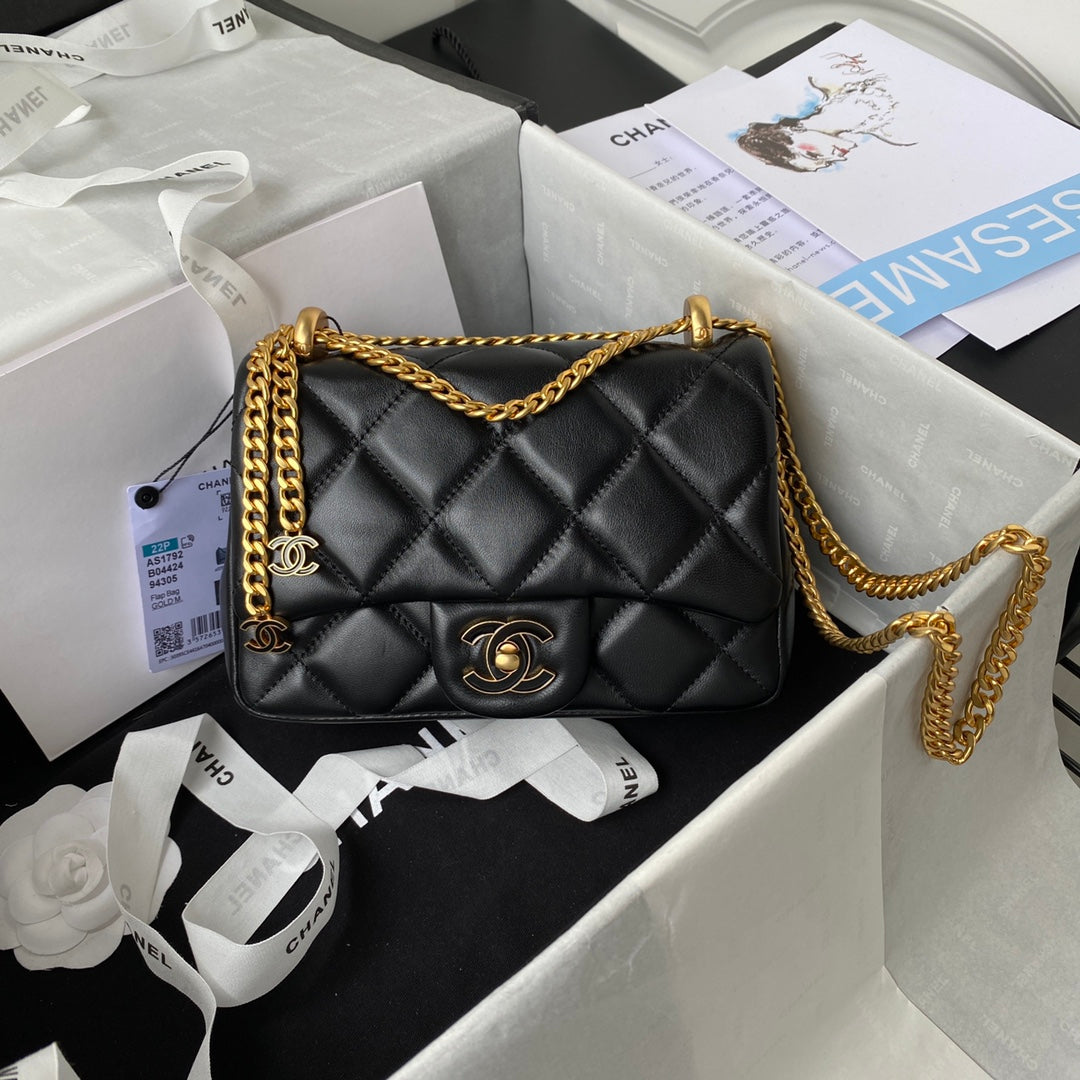 Matelasse Chain Shoulder Bag
