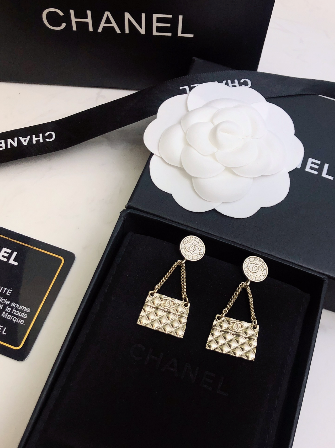 Quilted Bag Drop Earrings – Gold-Tone Statement with Chain Detail