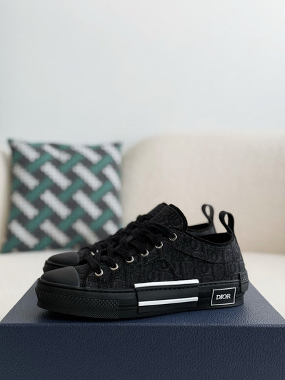 B23 Oblique Low-Top Sneaker