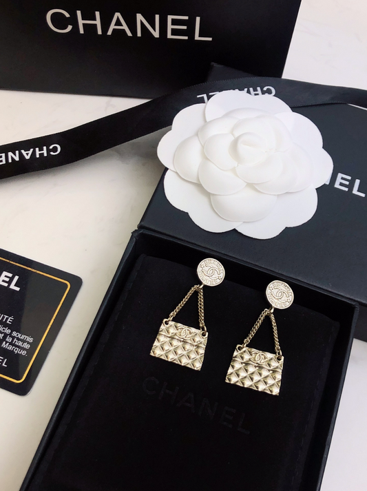 Quilted Bag Drop Earrings – Gold-Tone Statement with Chain Detail
