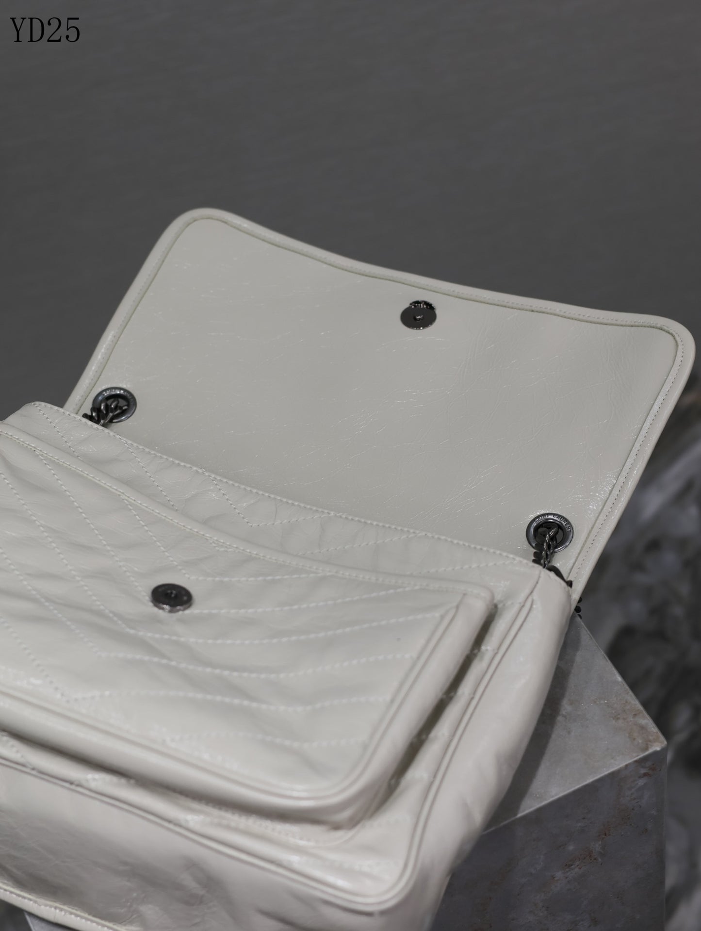 Niki Medium Leather Shoulder Bag